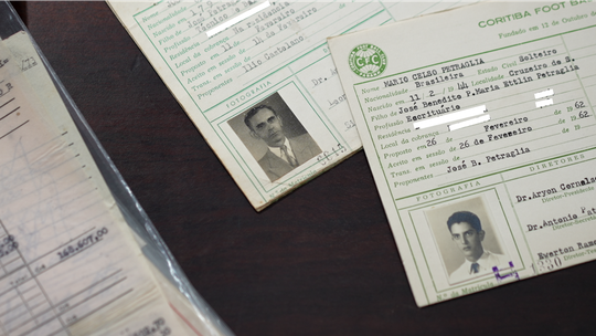 Petraglia sócio do Coritiba? Entenda por que presidente tem carteirinha - Ficha do dirigente rubro-negro foi encontrada no acervo do rival e levantou debate
