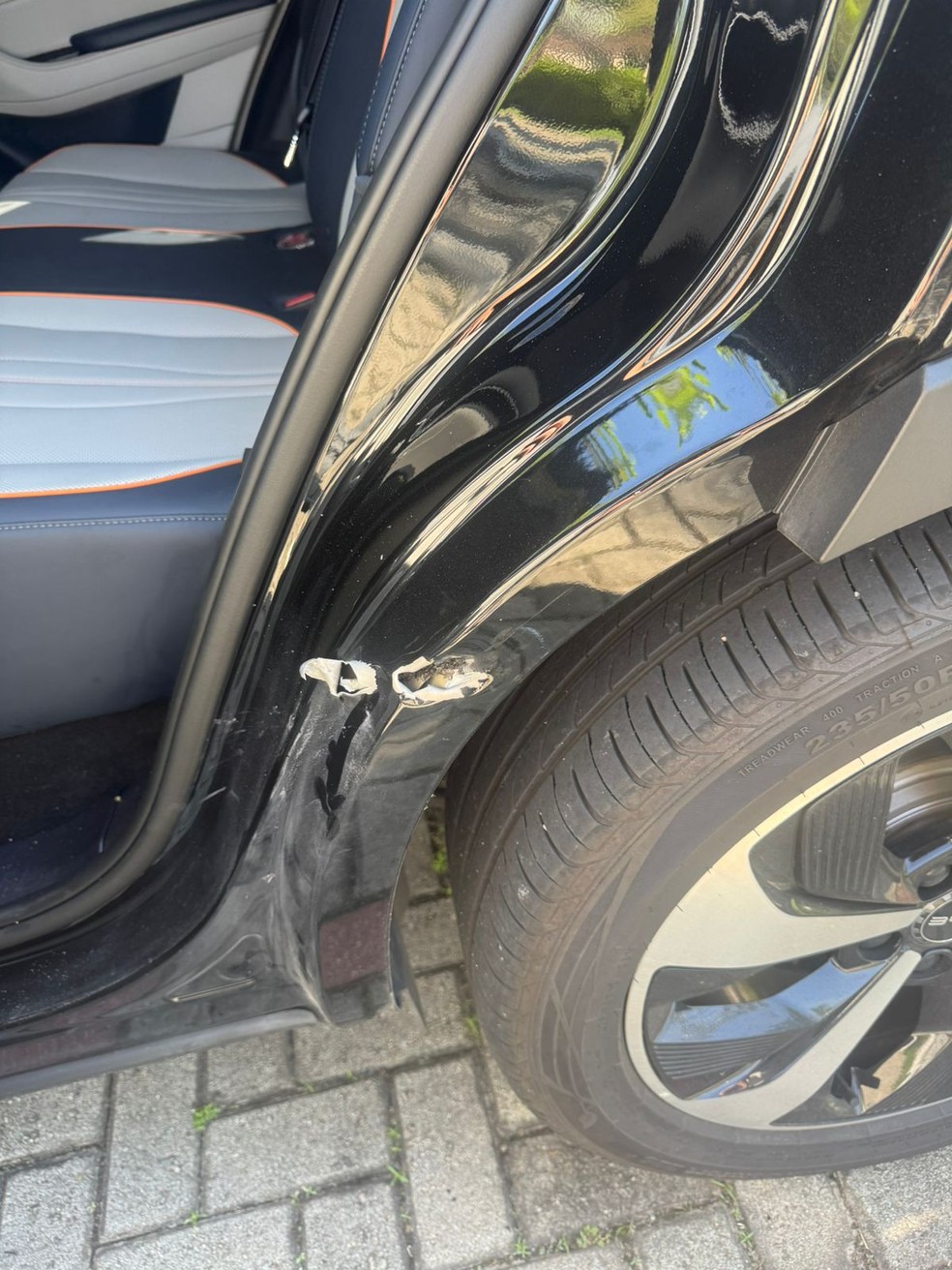 Carro de Rossi, do Flamengo, após ser alvo de tiros — Foto: Divulgação