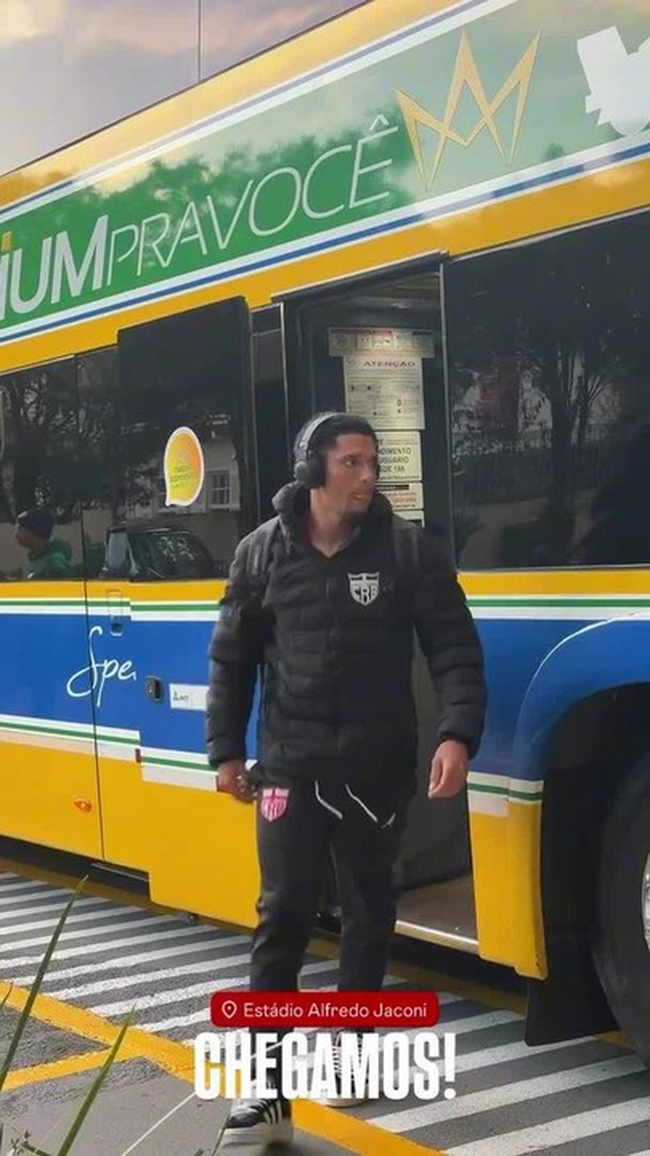 Lateral do CRB, Lucas Lovat sente a posterior da coxa na partida contra o Juventude