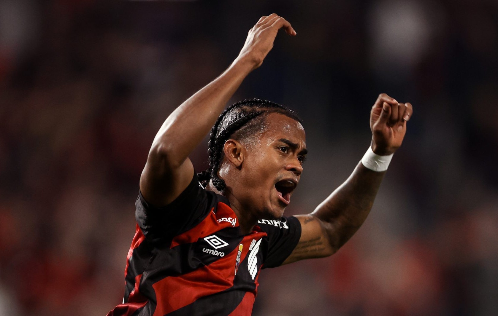 Kerwin Vargas marca primeiro gol pelo Athletico e celebra com Viveros | Ge