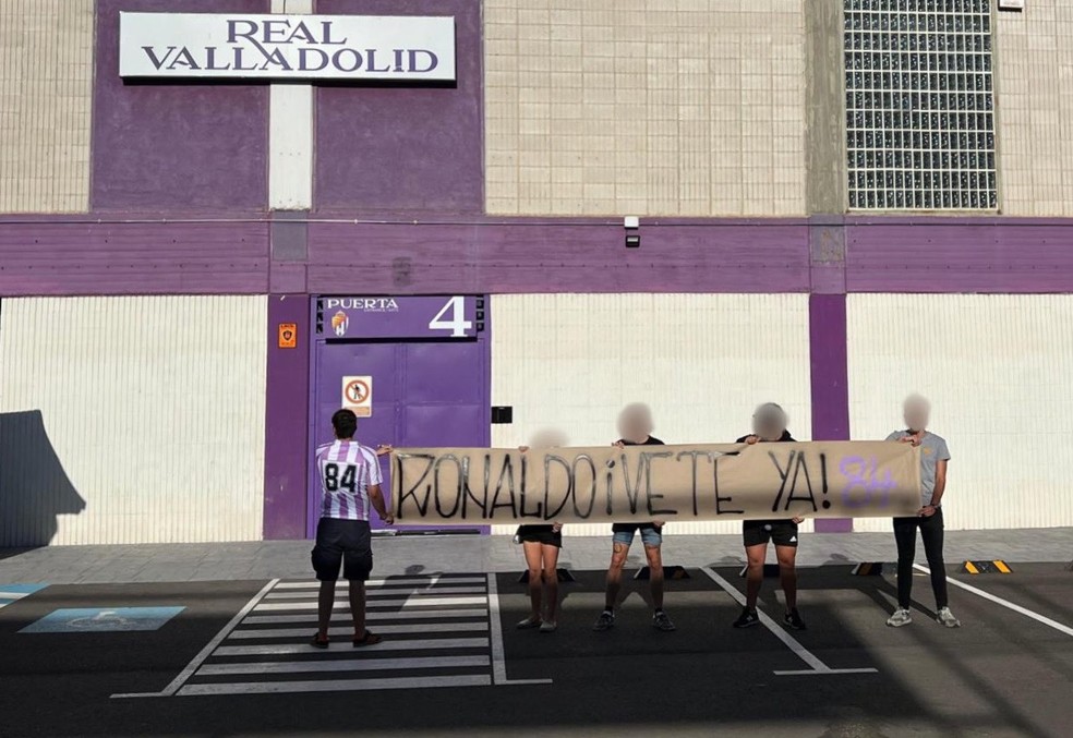 Torcida do Valladolid protesta contra Ronaldo: "Vá embora já!" — Foto: Reprodução/@valladolid1984