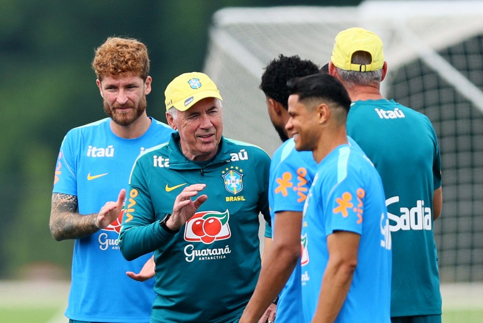 Anceloti conversa com Douglas Santos em treino da Seleção — Foto: Reuters/Caean Couto