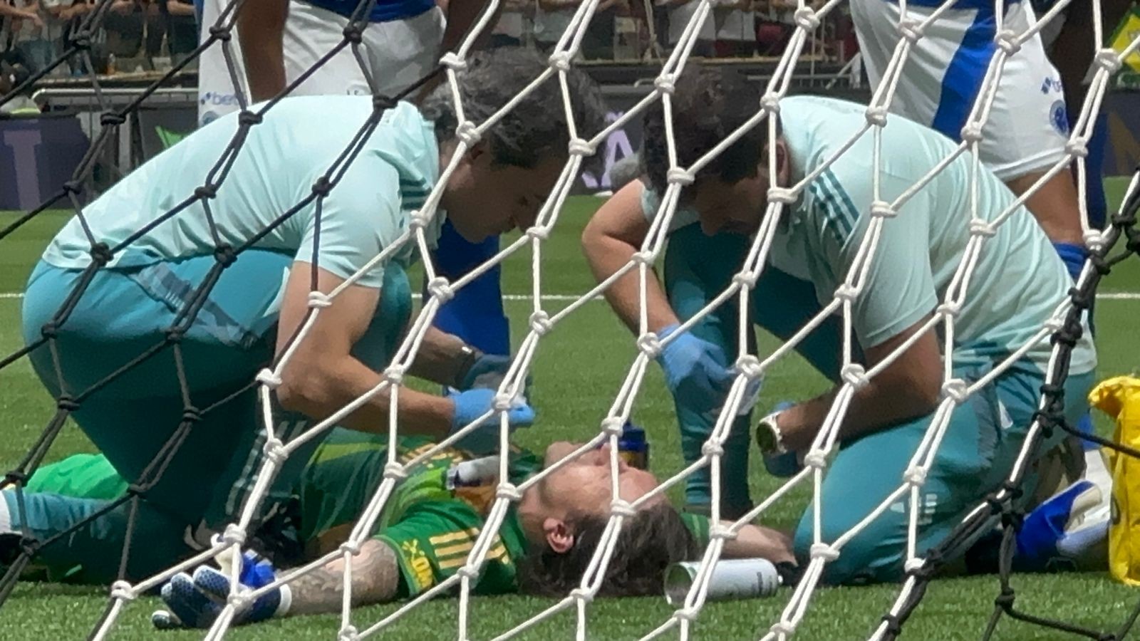 Cássio não sofre lesão após choque na cabeça em clássico do Cruzeiro