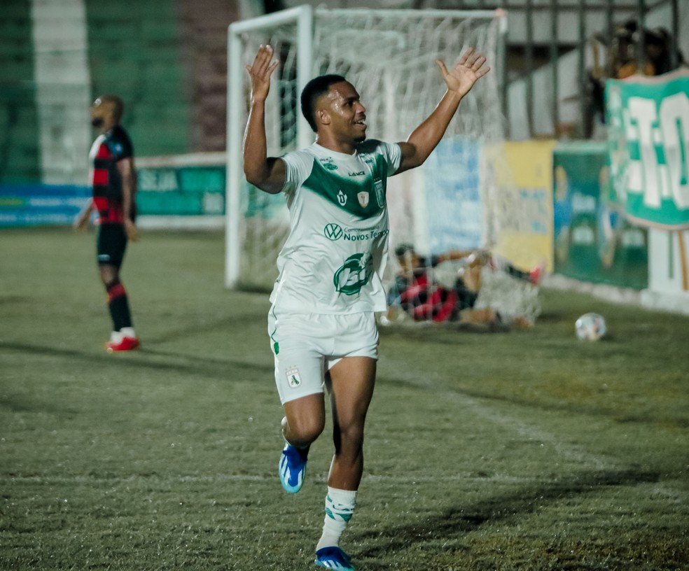 Felipe Jacaré comemorando o gol marcado contra o Campinense — Foto: Luciano Soares