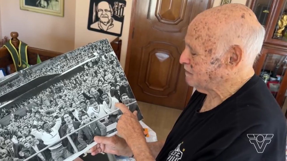 Pepe mostra foto com jogadores, que estavam fora da final da Copa de 1962