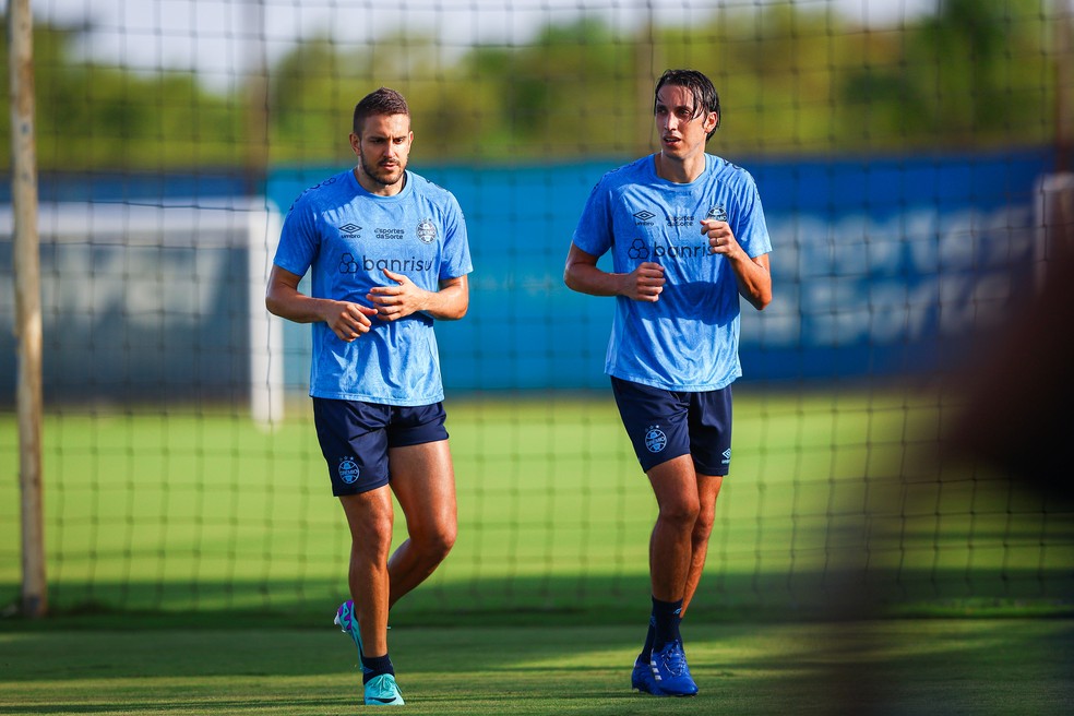 Bruno Uvini e Geromel em treino do Grêmio — Foto: Lucas Uebel/Grêmio