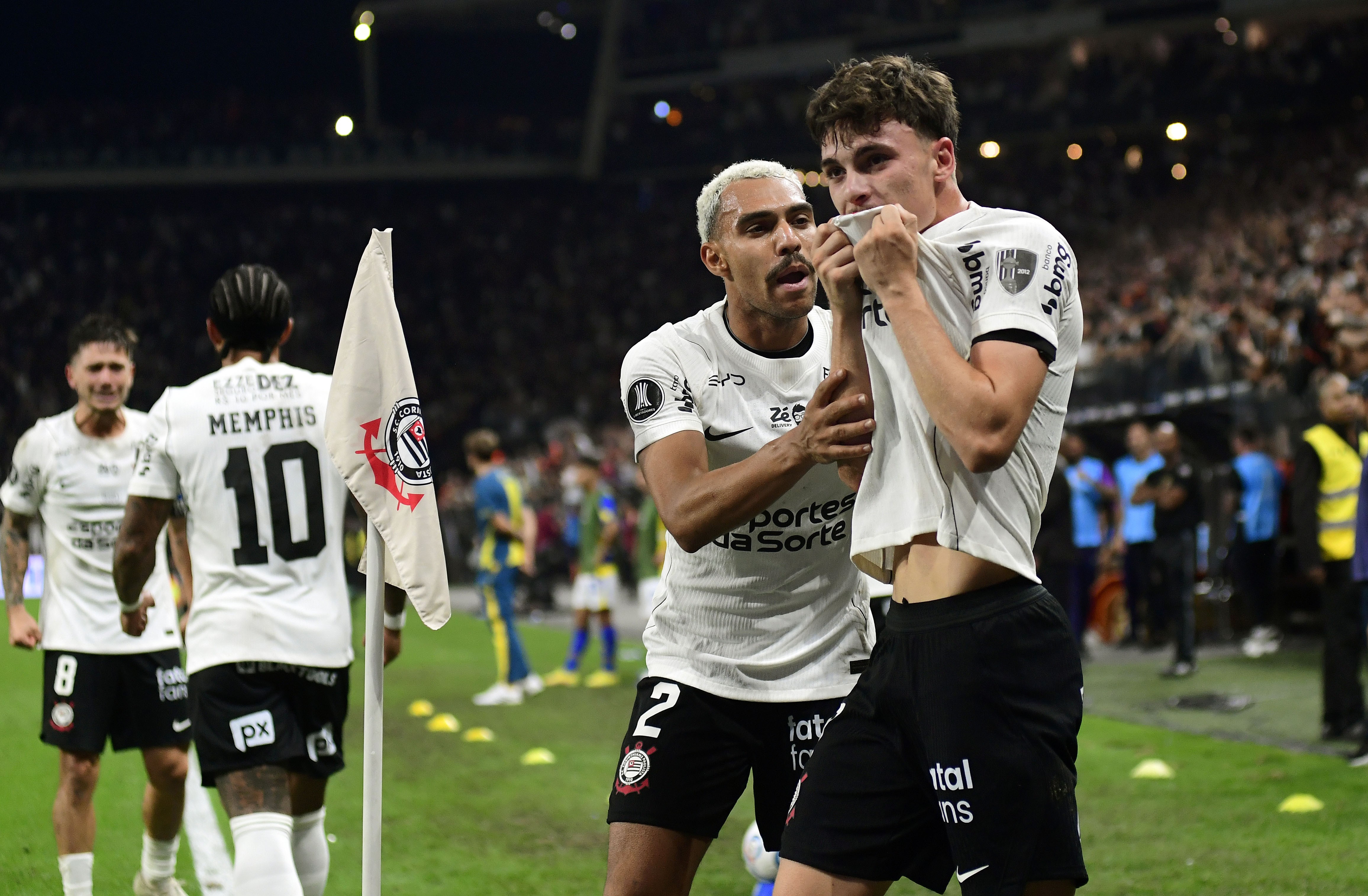 Análise: Corinthians supera expulsão e avança com vitória na raça