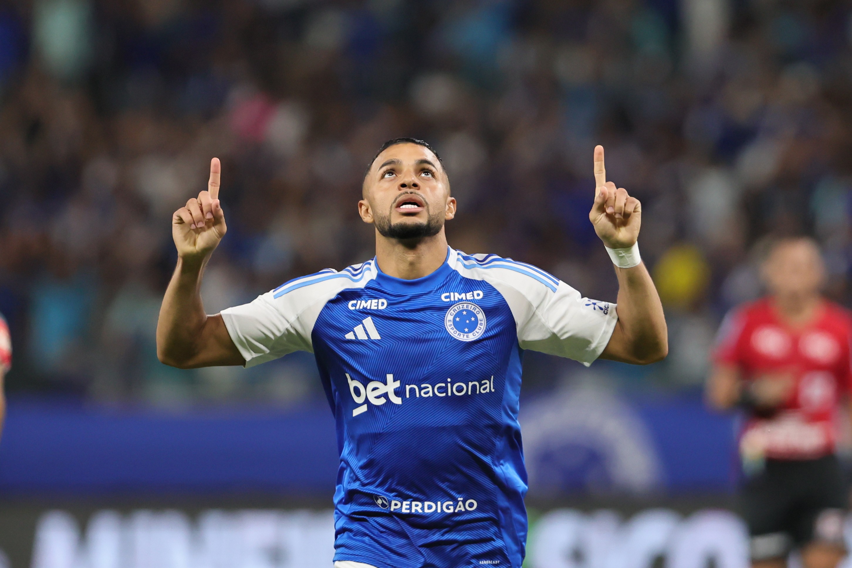 Wanderson quebra jejum com gol de fora da área no Cruzeiro