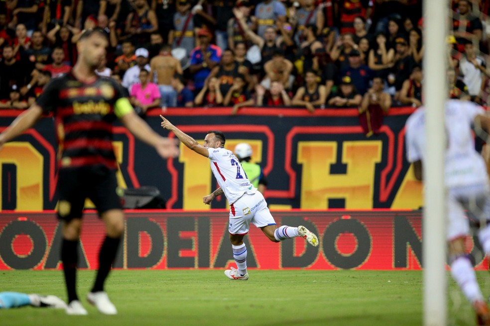 Moisés comemora gol em Sport x Fortaleza — Foto: Marlon Costa/Pernambuco Press