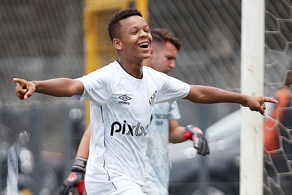 Reforço do Sub-14 do Santos já trocou camisa com promessa antes de chegada  ao clube