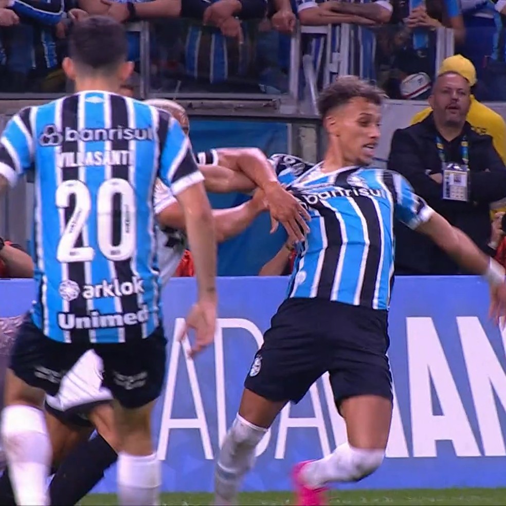 Lance de Marçal e Bitello em Grêmio x Botafogo — Foto: Reprodução