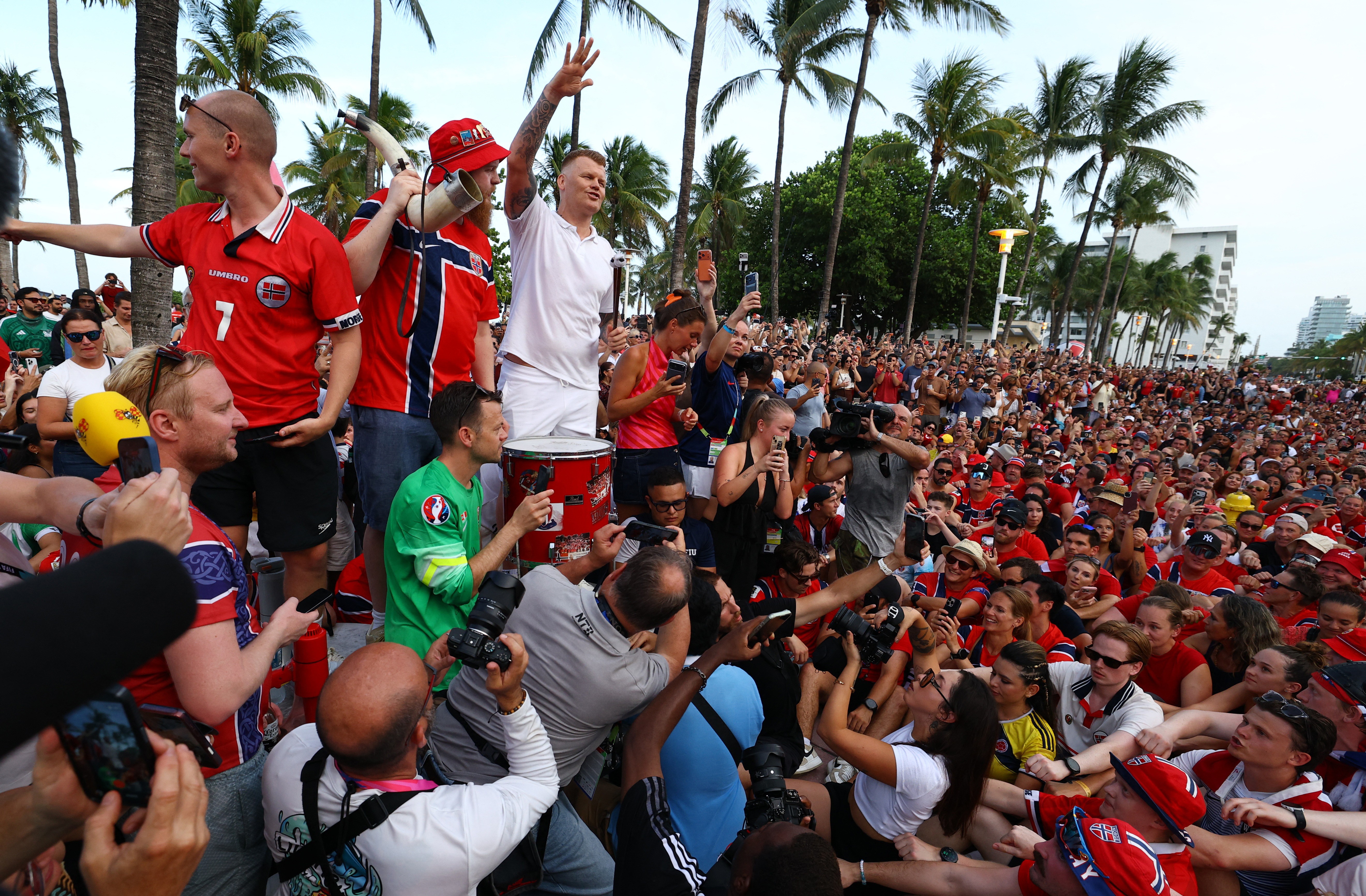 Torcida da Noruega invade rua de Miami e faz remada viking; assista