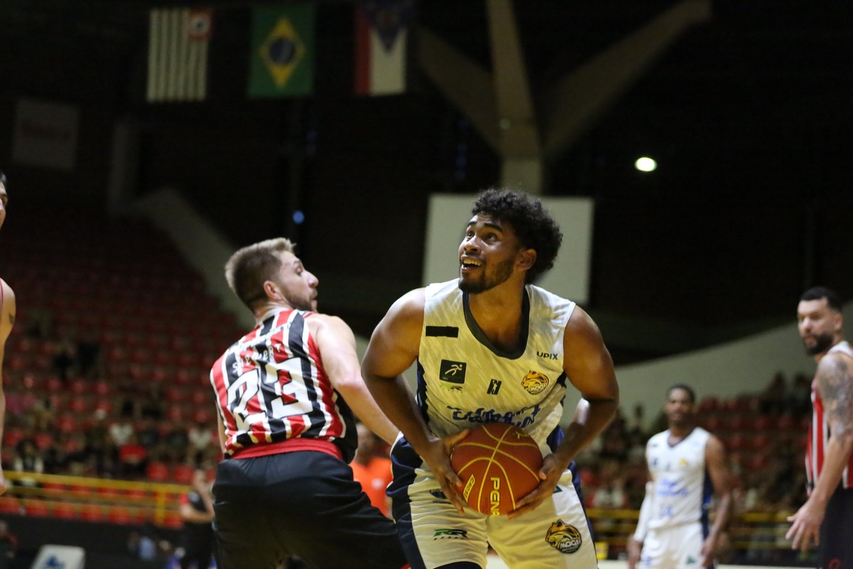 Mogi derrota São Paulo e garante vaga nos playoffs do NBB.