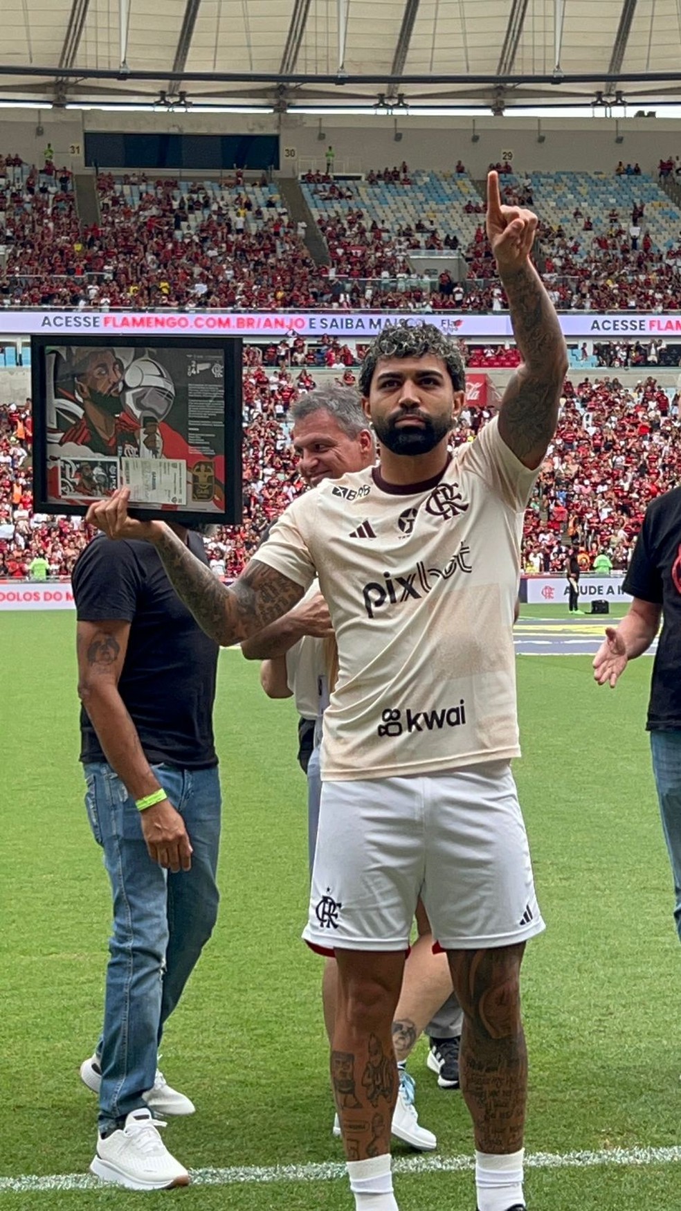 Gabigol recebe placa do Flamengo e exibe para a torcida — Foto: Leticia Marques