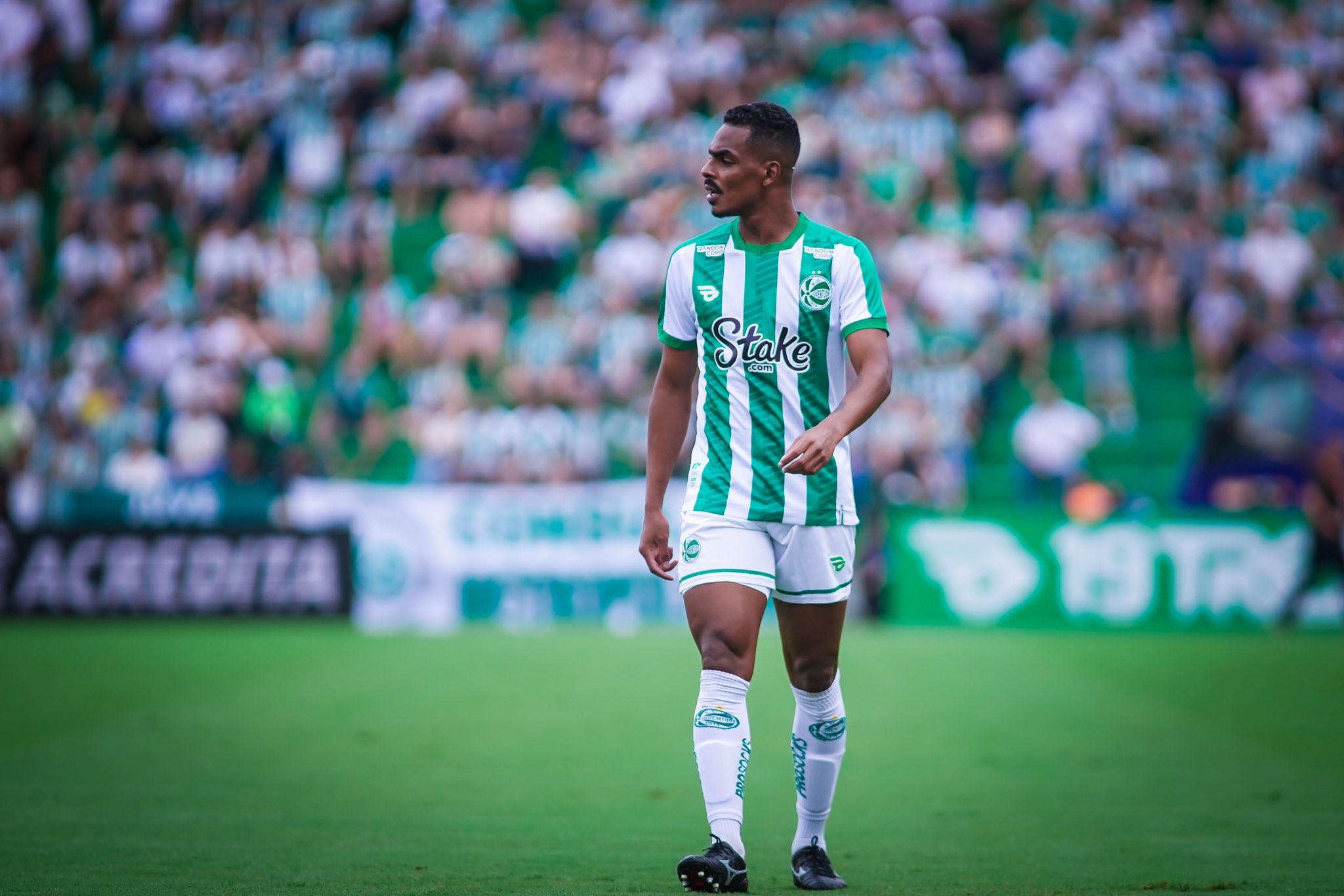 Grêmio encaminha contratação do volante Caíque, do Juventude, após avanço.
