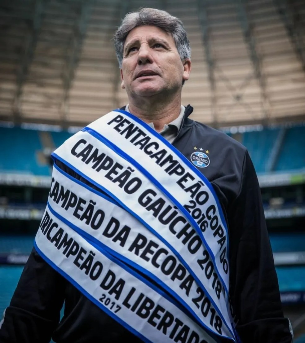 Renato com faixas dos títulos conquistados até 2018 — Foto: Lucas Uebel/Grêmio