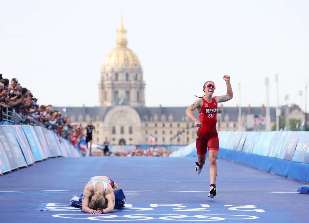 Atleta suíça Julie Derron celebra vitória no triatlo — Foto: Michael Steele/Getty Images