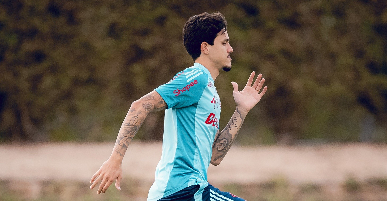 De volta aos treinos, Wallace Yan e Pedro buscam recuperar espaço no Flamengo antes do elenco principal