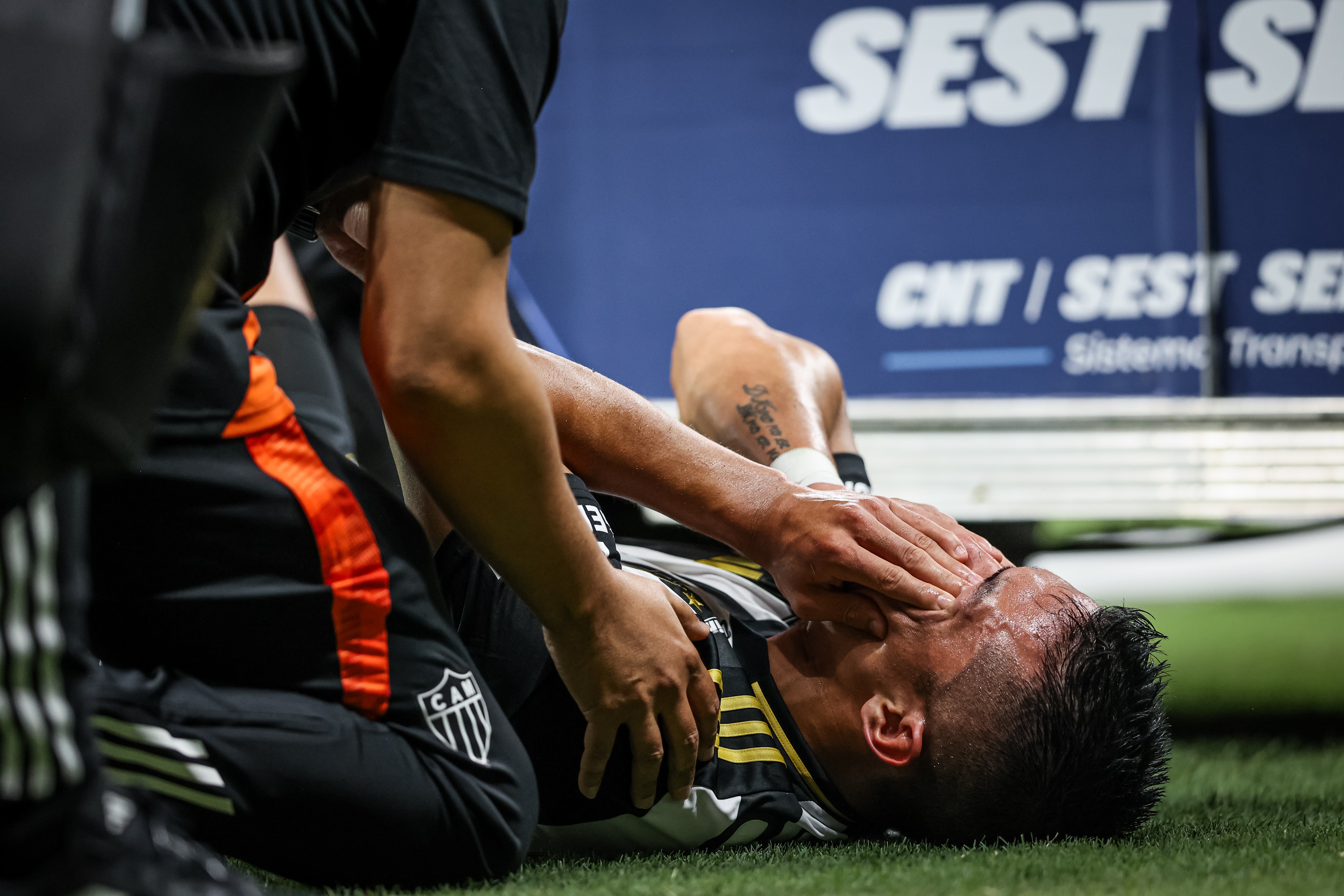 Atlético-MG: Cuello tem lesão no tornozelo e deixa campo chorando; assista