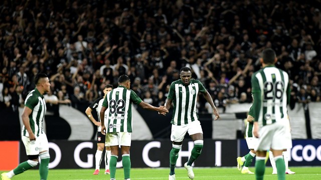 Jacy, zagueiro do Coritiba, comemora o gol contra o Corinthians