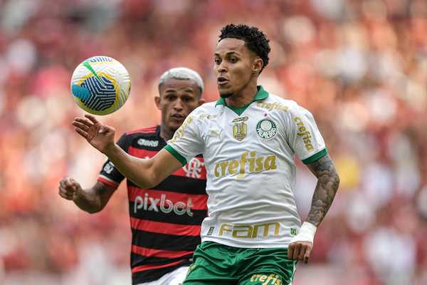 ELE FICA?? Palmeiras planeja estratégia para definir novo contrato para atacante europeu