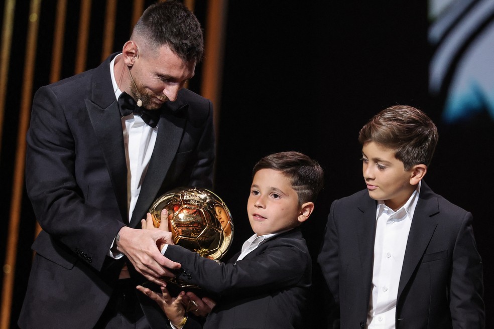 Messi, com os filhos e a Bola de Ouro 2023 — Foto: FRANCK FIFE / AFP