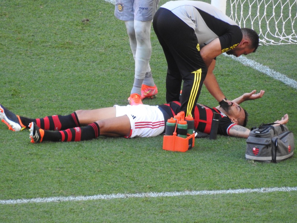 Fabricio Bruno é substituído em Flamengo x Madureira — Foto: Fred Gomes / ge