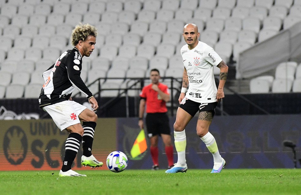 Figueiredo, do Vasco, e Fábio Santos na vitória do Corinthians por 3 a 1 no primeiro turno, em São Paulo — Foto: Marcos Ribolli