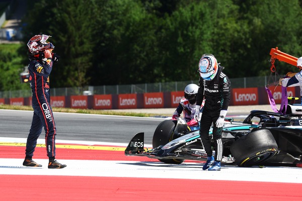 Andrea Kimi Antonelli sai do carro após bater em Max Verstappen na primeira volta do GP da Áustria — Foto: Andy Hone/LAT Images
