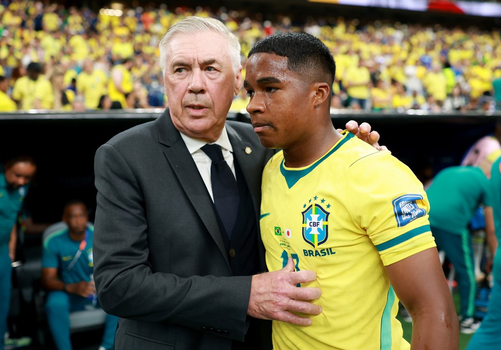 Carlo Ancelotti conversa com Endrick antes de colocá-lo em campo em Brasil x Japão — Foto: Michael Regan - FIFA/FIFA via Getty Images