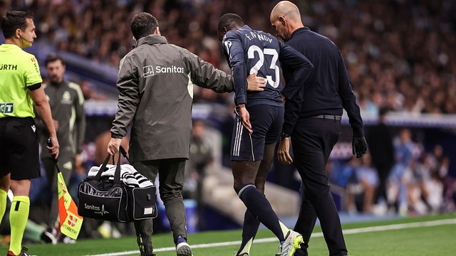 Ferland Mendy deixa o campo lesionado em Espanyol x Real Madrid em LaLiga