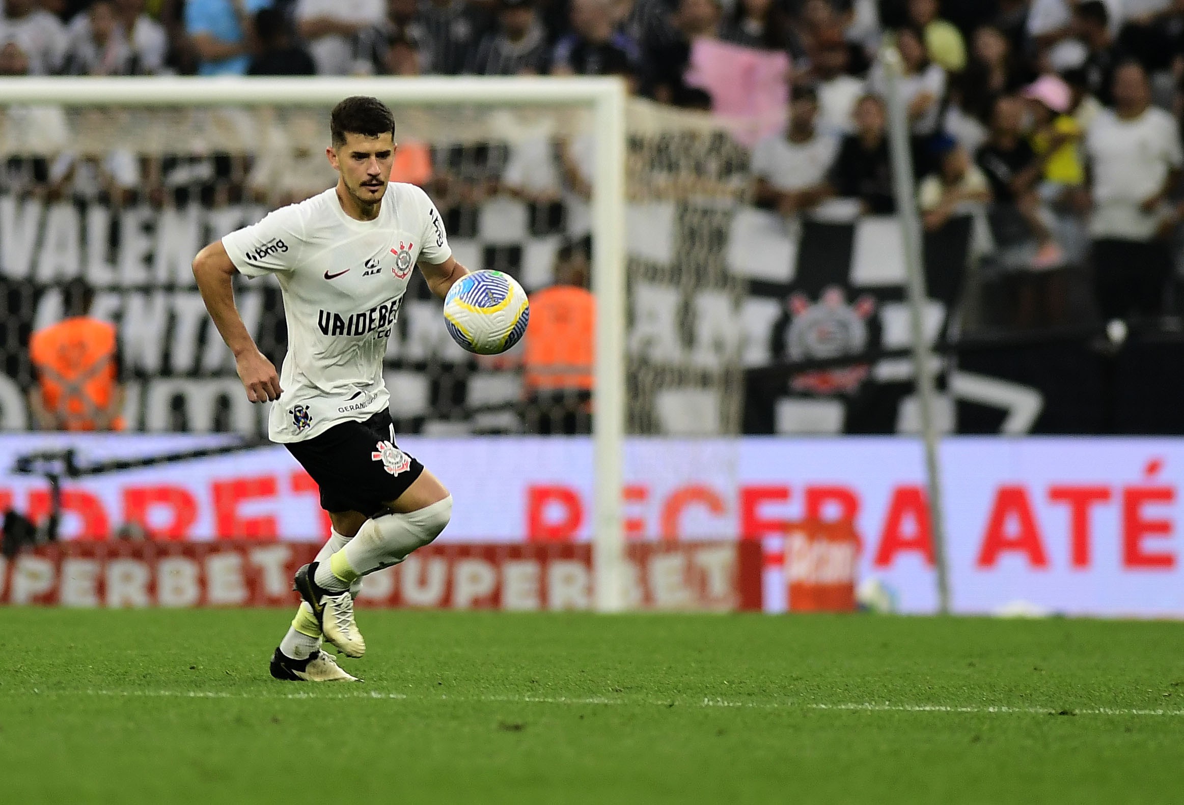 Corinthians informa que Maycon tem lesão na coxa e Hugo será operado