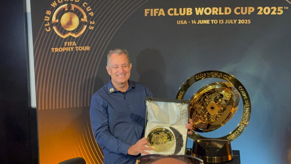 Presidente do Flamengo, Bap abre exposio do taa da Copa do Mundo de Clubes na Gvea  Foto: Luiza S / ge