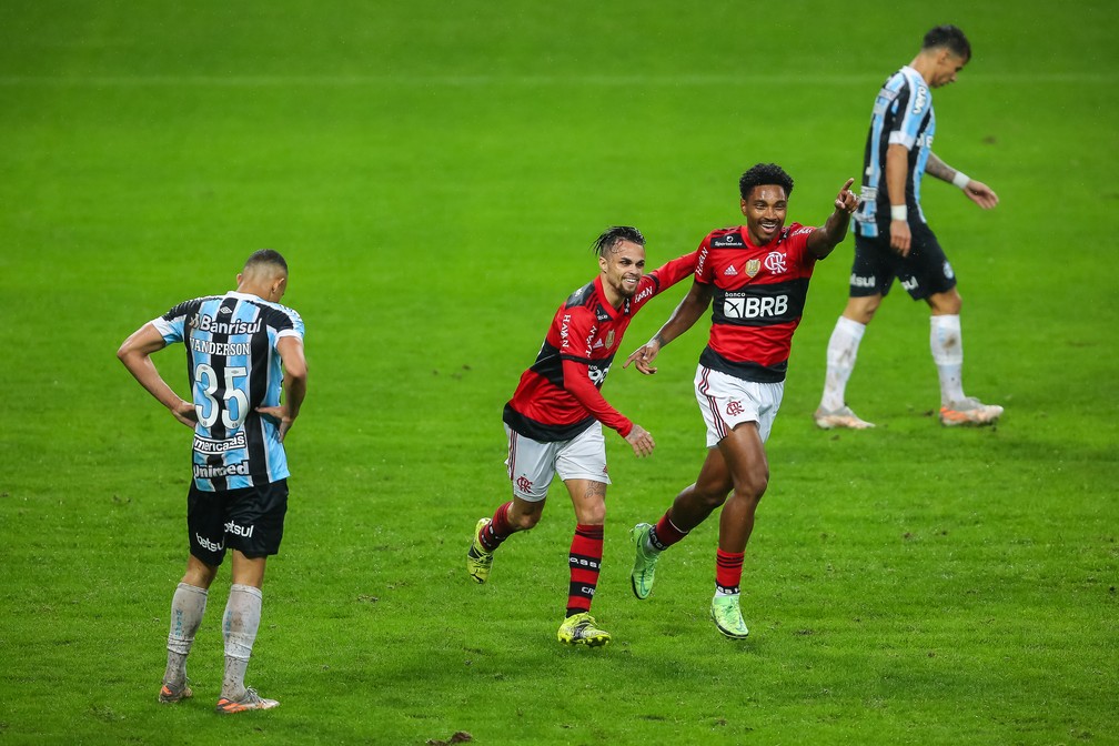 Maurício Isla é recebido com festa por torcedores do Flamengo no Rio de  Janeiro