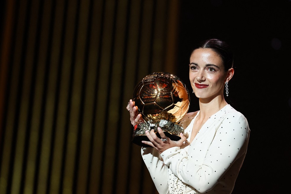 Aitana Bonmatí leva Bola de Ouro de melhor jogadora do mundo — Foto: Franck Fife/AFP