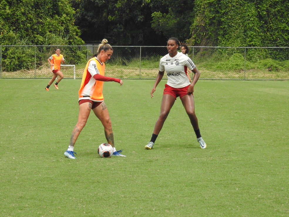 Citada por Cris, Darlene, de laranja, vence a marcação de Núbia. Ela é uma das craques do Flamengo — Foto: Fred Gomes