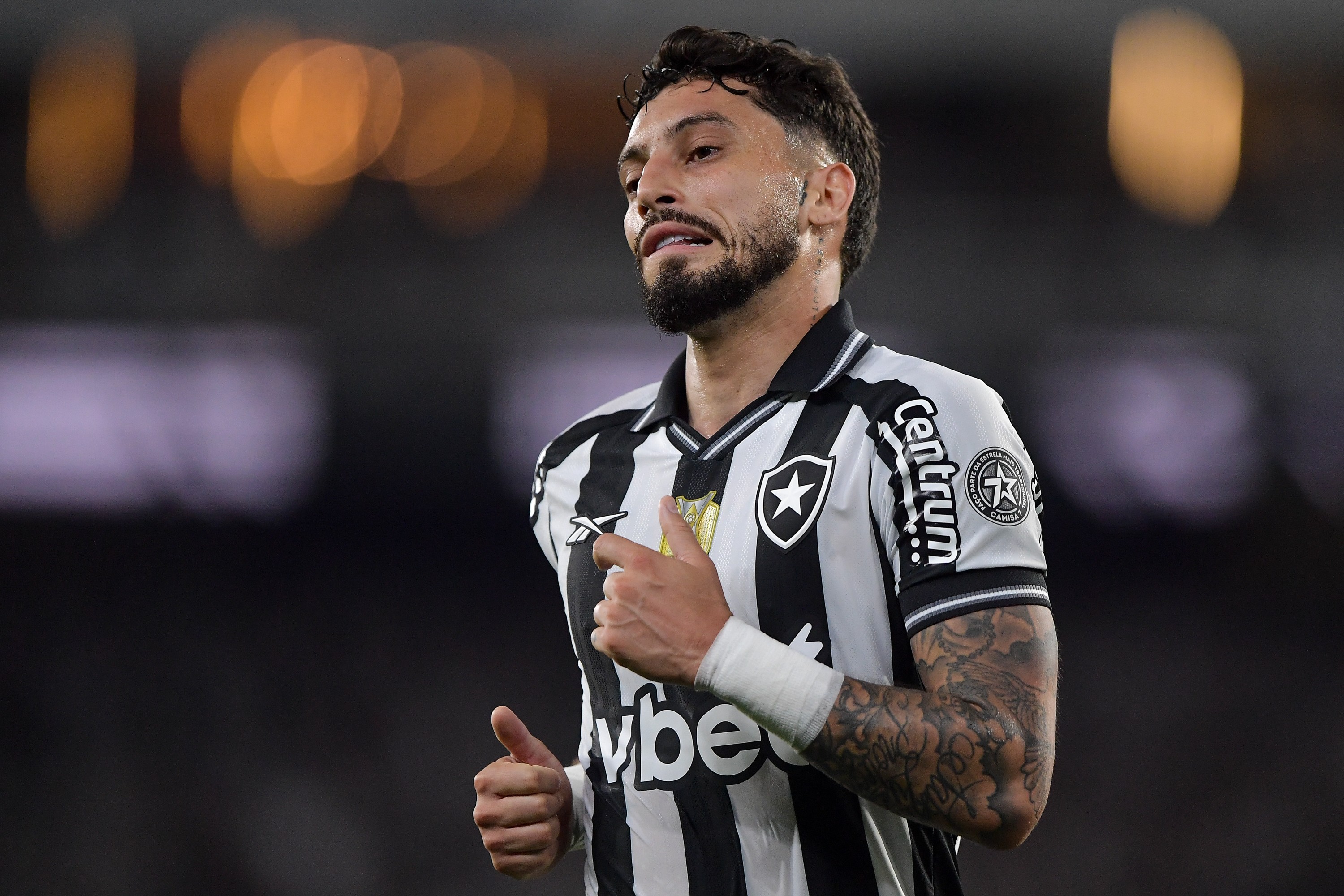 Alex Telles agradece por apoio após pênalti perdido pelo Botafogo: 