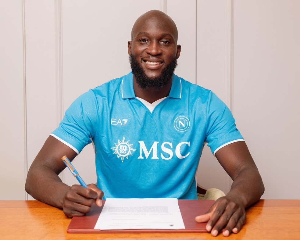 Lukaku com camisa do Napoli assinando contrato com clube — Foto: Divulgação