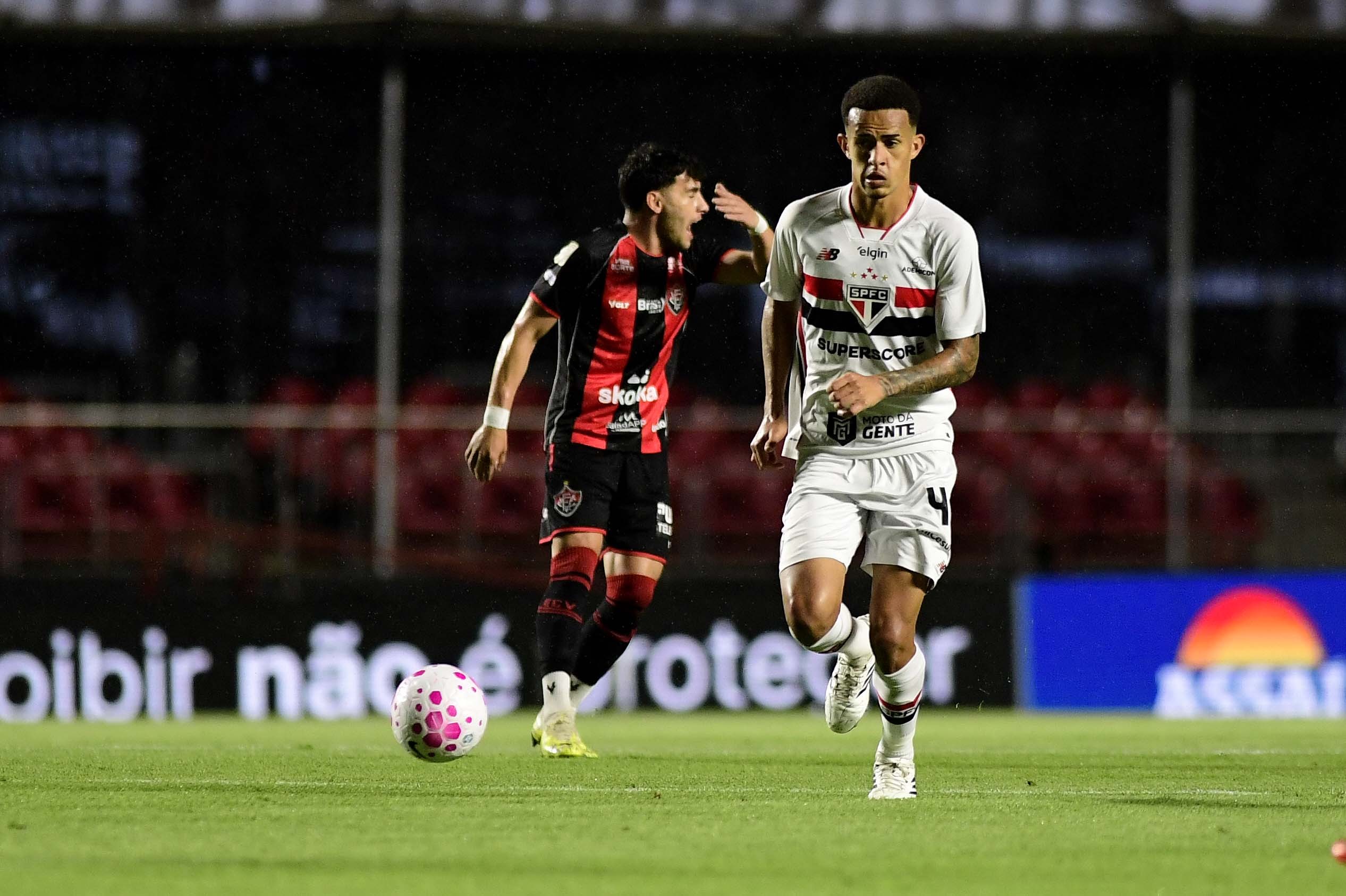 Djhordney recebe o terceiro cartão amarelo e desfalca o São Paulo contra o Vasco