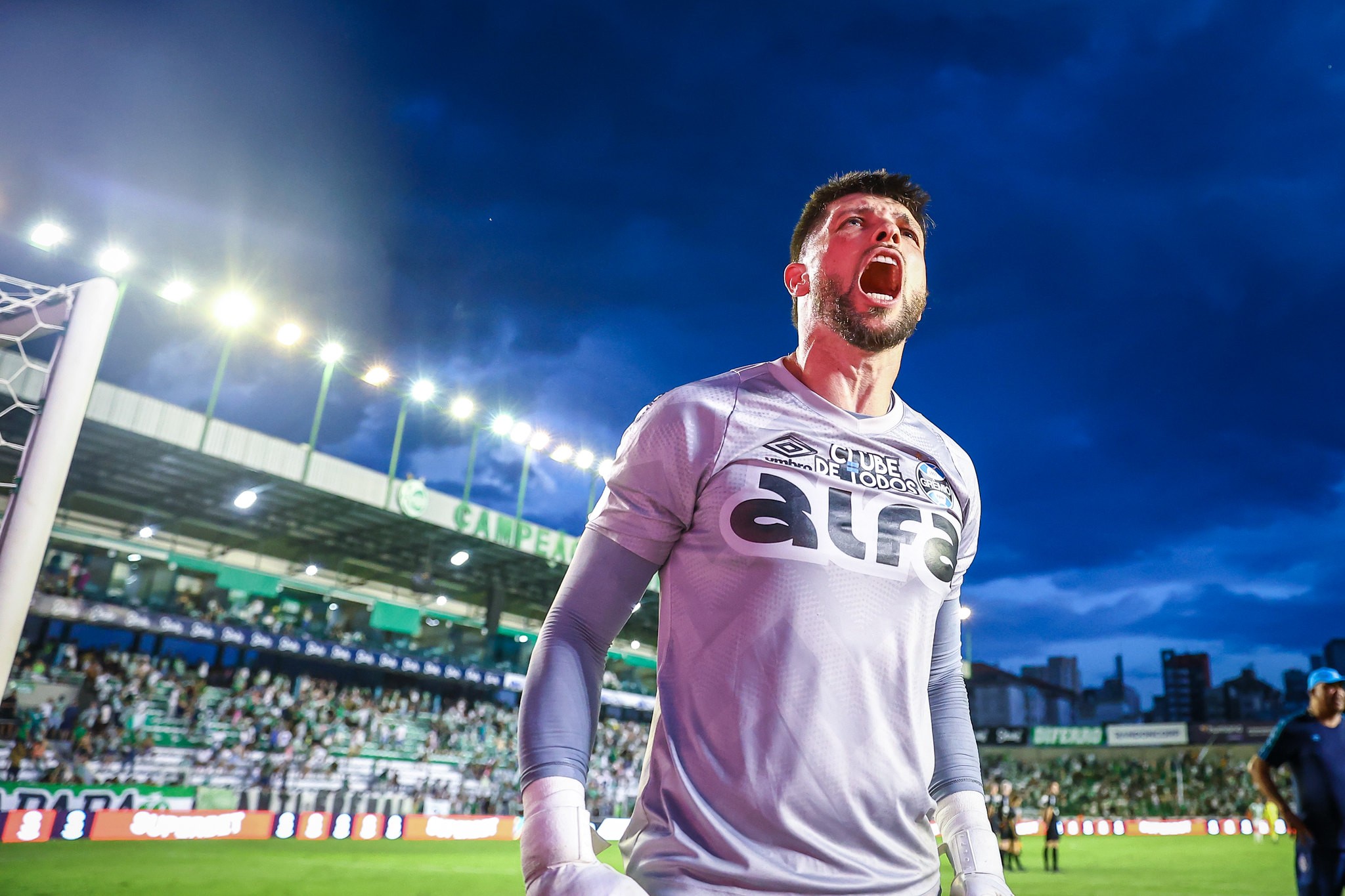 Goleiro Volpi se destaca no Grêmio e conquista reconhecimento pela atuação.