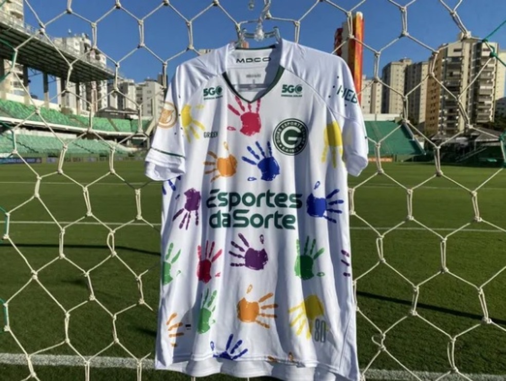 Goiás entra em campo com uniforme em homenagem ao Dia das Mães e à causa autista — Foto: Rosiron Rodrigues / Goiás E.C.