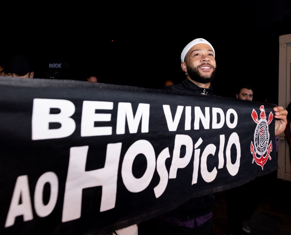 Memphis Depay posa com faixa recebida de torcedores — Foto: Rodrigo Coca/Ag. Corinthians