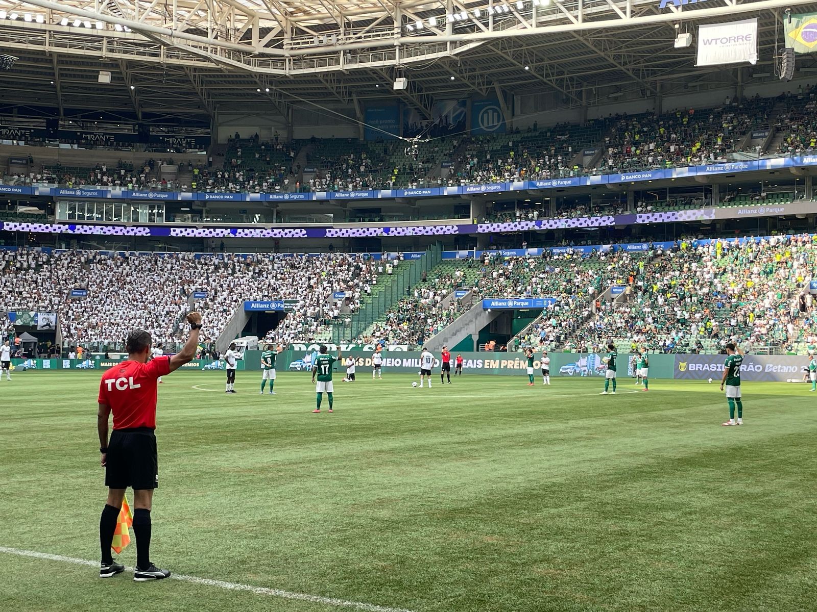 Palmeiras e Botafogo unidos contra o racismo na estreia do Brasileirão.