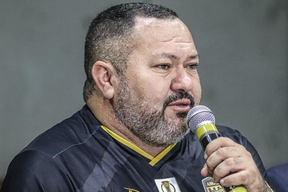 Wesley Couto demonstra preocupa&ccedil;&atilde;o com o gramado da Arena da Amaz&ocirc;nia, para estreia da S&eacute;rie B &mdash; Foto: Jo&atilde;o Normando/AMFC