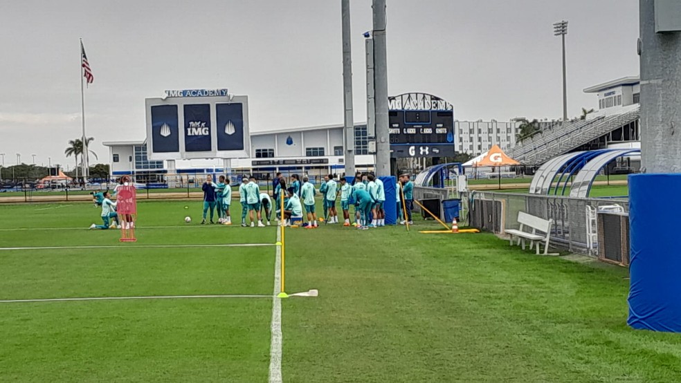 Jogadores em conversa no treinamento do Cruzeiro — Foto: Gabriel Duarte