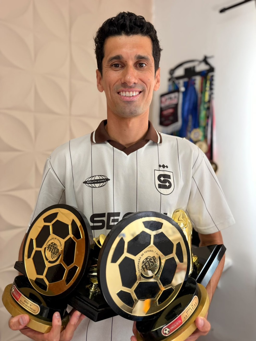 Max diz ter conquistado mais de 100 títulos como jogador no futebol amador  — Foto: Emilio Botta