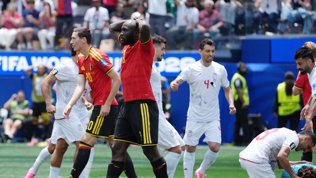 Reação de Lukaku à grande defesa de Beiranvand, em Irã x Bélgica, na Copa do Mundo
