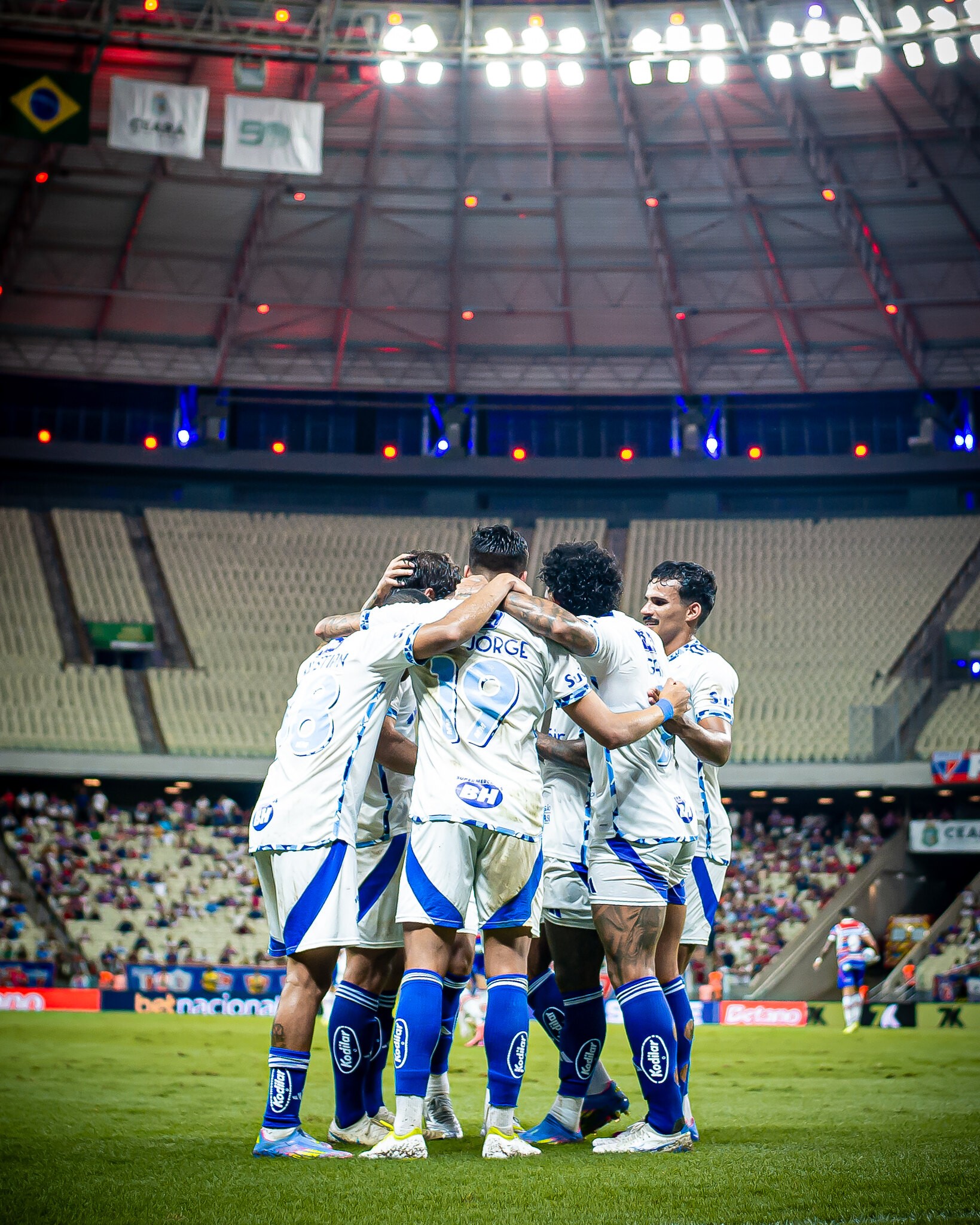 Cruzeiro se aproxima do Palmeiras na disputa pela liderança do Brasileirão.