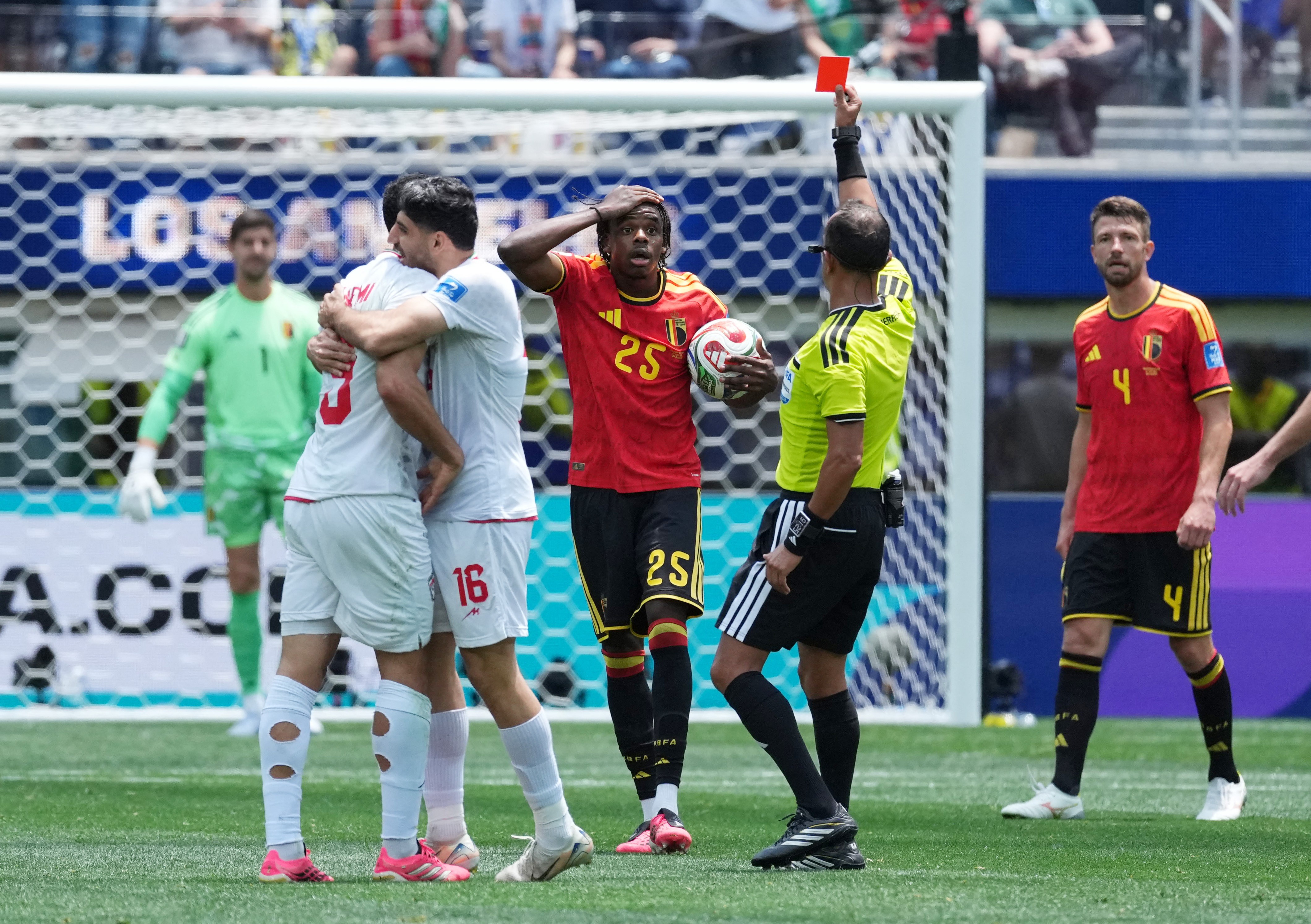 Quem é o jogador da Bélgica que foi expulso após lance bizarro contra o Irã