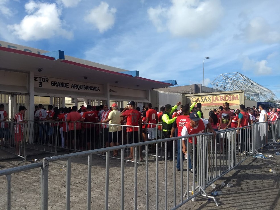 Torcedores do CRB terão acesso pela Avenida Siqueira Campos — Foto: GloboEsporte.com